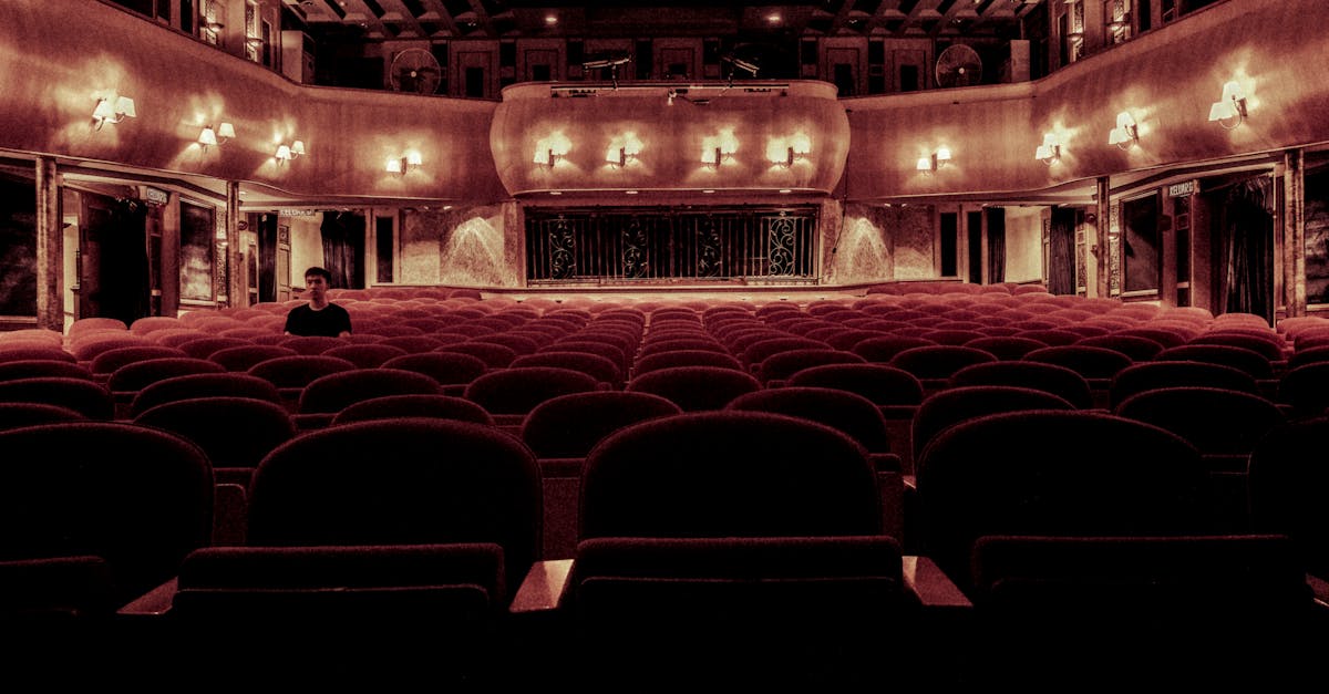 découvrez l'univers fascinant du théâtre : des pièces captivantes, des performances mémorables et une expérience artistique unique. plongez dans le monde des émotions et des récits à travers le spectacle vivant.