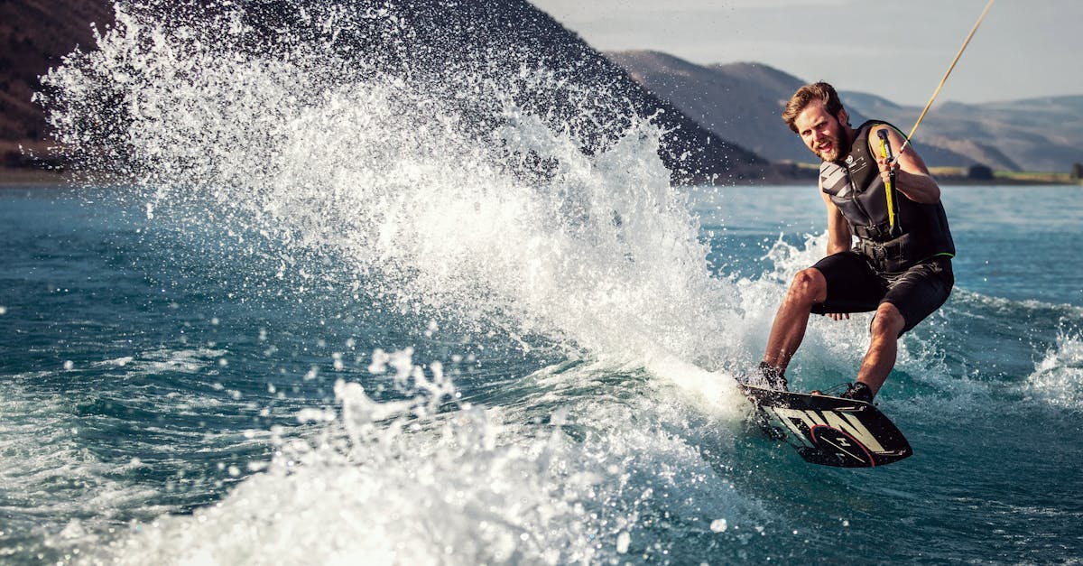 découvrez le plaisir du wakeboarding, un sport nautique excitant qui combine glisse et sensations fortes. parfait pour les amateurs d'aventures aquatiques, le wakeboarding vous permettra de défier les vagues et de réaliser des figures spectaculaires. rejoignez-nous pour une expérience inoubliable sur l'eau!
